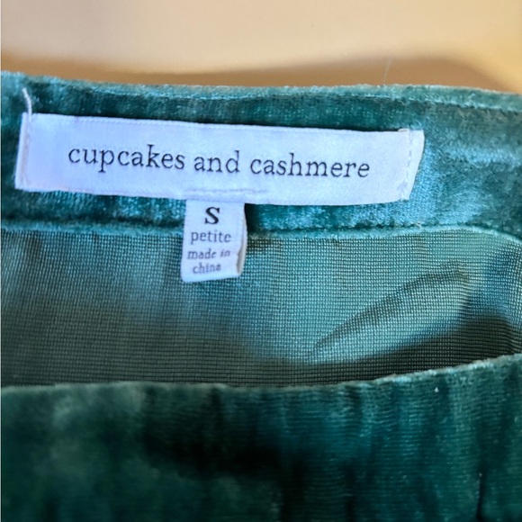 Cupcakes and cashmere green velvet bell sleeve crop top size small - Picture 6 of 7